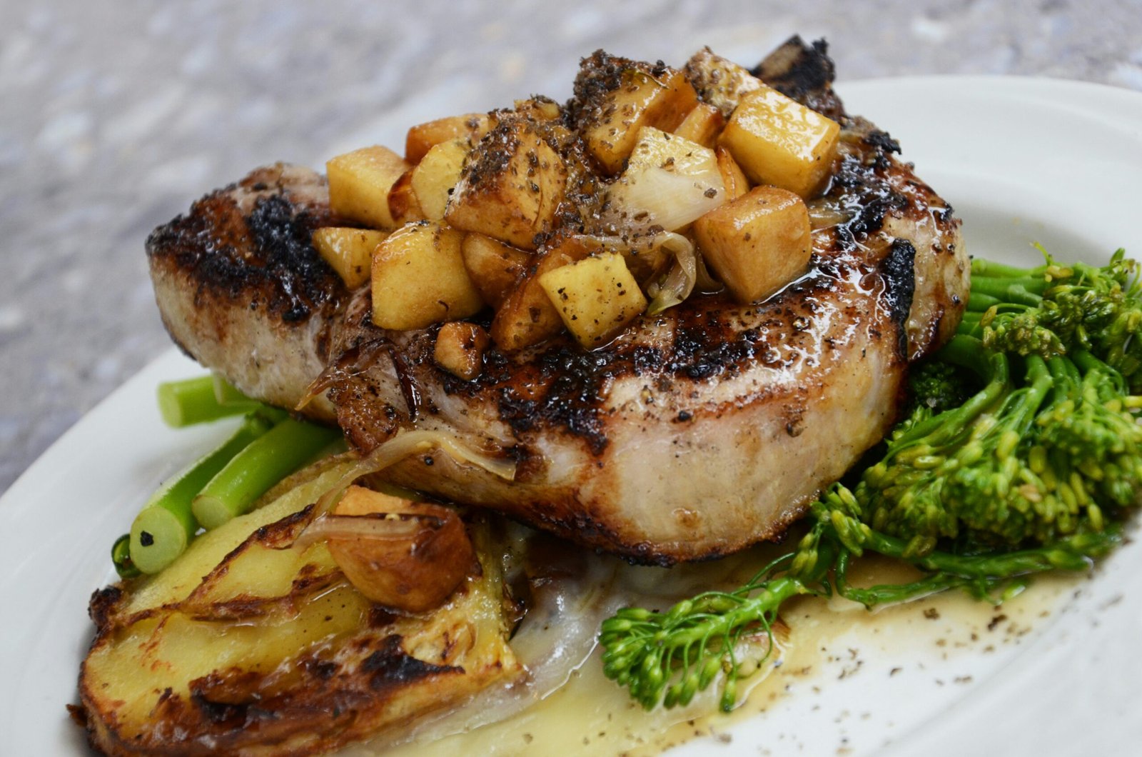 um prato de frango com batatas