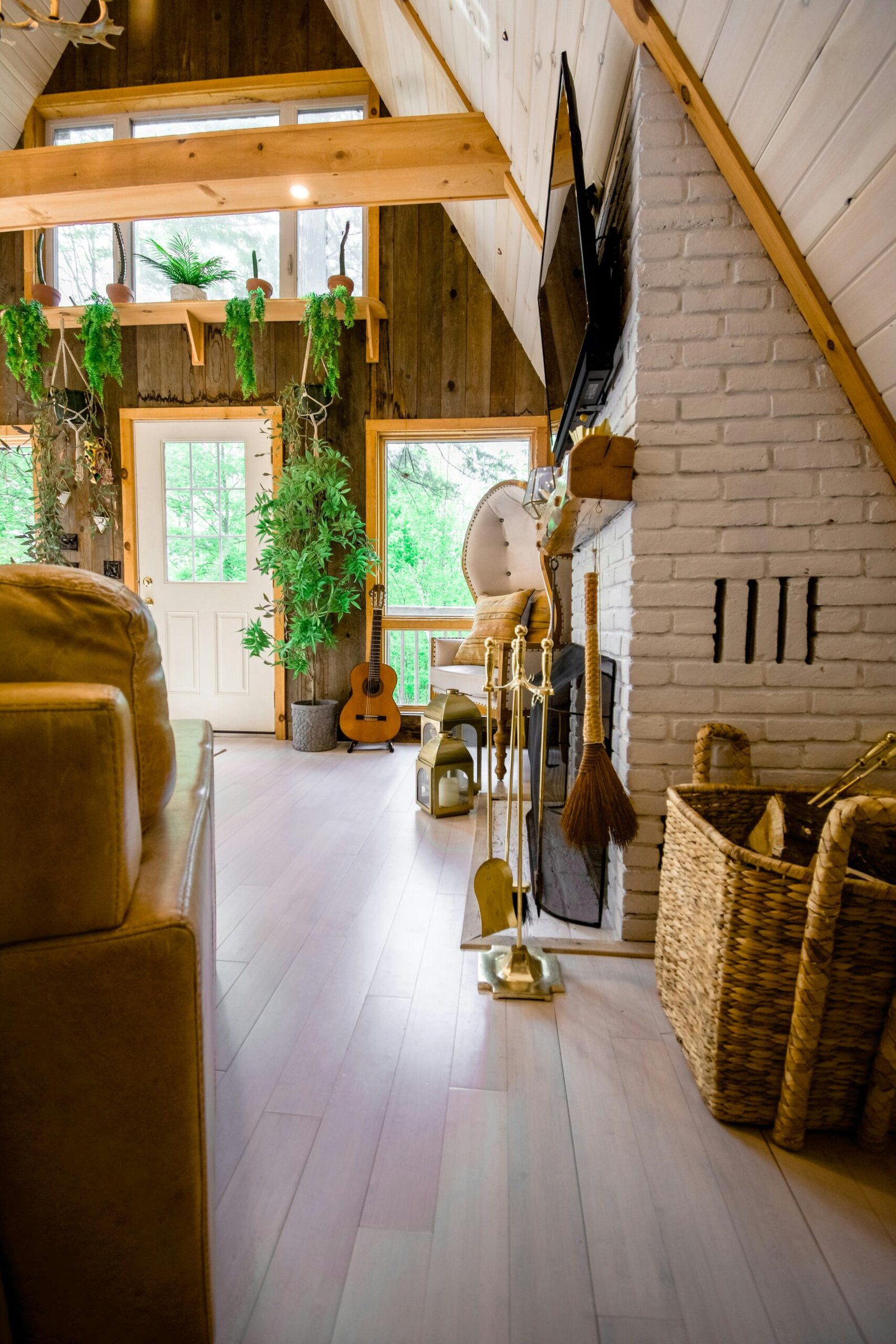 uma sala decorada com elementos naturais