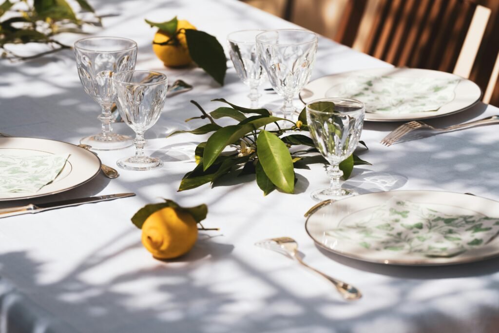 Mesa de verão decorada com limões sicilianos