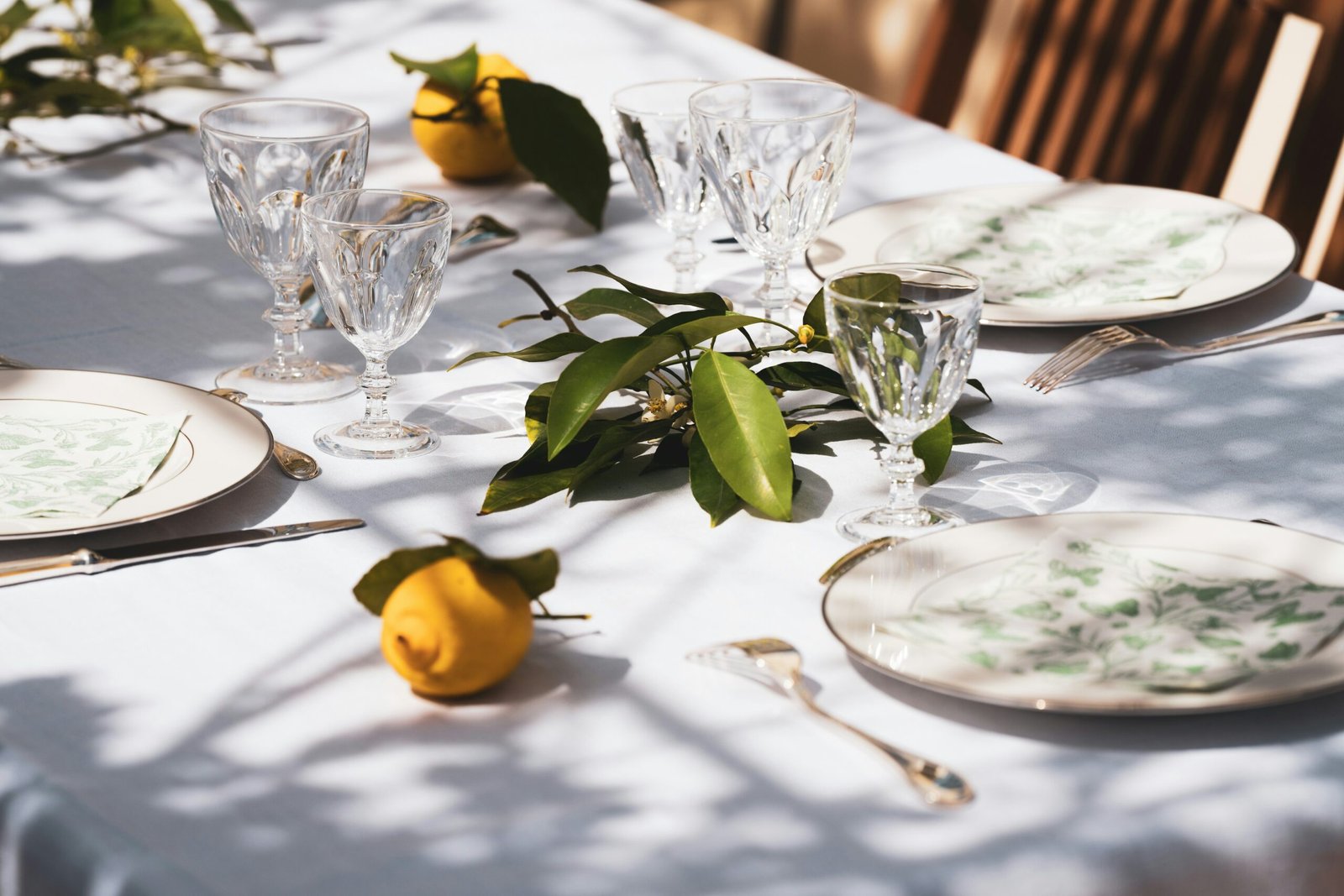 Mesa de verão decorada com limões sicilianos