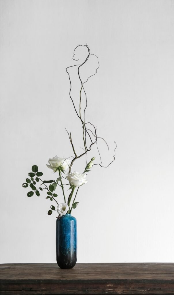 vaso azul com flores ornamentais